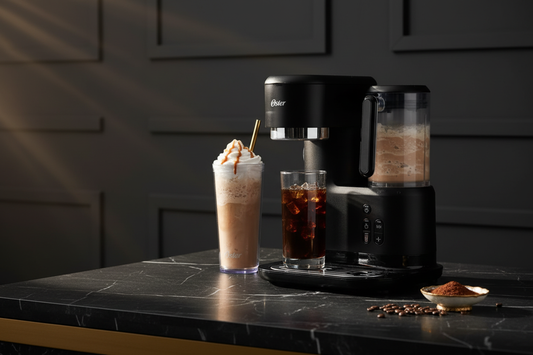 Cafetera Oster Frappé - Lifestyle con frappés y café